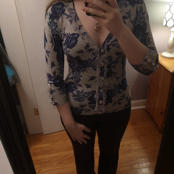 Women's twelve by twelve sweater, size small - Picture 5 of 5